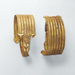 <strong>Etruskische Armreife</strong><br>Gold, Mitte 7. Jh. v. Chr.<br><span class="fotocredits">Foto: Günther Meyer</span>