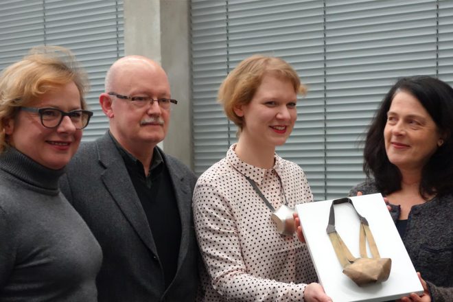 V.l.: Museumsleiterin Cornelie Holzach, Ulrich Haass (ISSP), Schmuckkünstlerin Frieda Dörfer, ISSP-Vorsitzende Birgitta Hafner