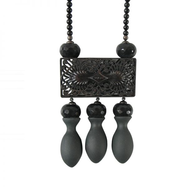 <strong>Halsschmuck »Dona nobis pacem«</strong> aus der Serie »Black Jewellery«<br> Historisches Press- und Stanzteil aus geschwärztem Bronzeguss, schwarzes Porzellan, Kunststoff, Pigment, geschwärztes Silber, Onyx, <strong>Tamara Grüner</strong>, Pforzheim, 2007 <br><span class="fotocredits">Foto: Tamara Grüner</span>