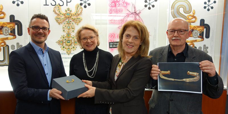 OB Peter Boch, die Leiterin des Schmuckmuseums Cornelie Holzach, die Vorsitzende des Schmuckmuseums-Fördervereins ISSP, Birgitta Hafner, stellvertretender ISSP-Vorsitzender Ulrich Haass (v.l.n.r.)