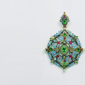 <strong>Pendant</strong><br>Gold, rubies, emeralds, diamonds, moonstones, pearls, enamel, <strong>Ernesto Rinzi</strong> London, about 1860, Turin, 1976<br><span class="fotocredits">Photo: Rüdiger Flöter</span>