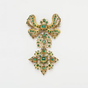 <strong>Sévigné brooch with cross-shaped pendant, part of a demi-parure with matching pendant earrings</strong><br>Gold, emeralds, Spanish, about 1730