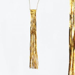 <strong>Necklace (displayed in the photo) and bracelet</strong><br>Gold, fine gold, <strong>Yasuki Hiramatsu</strong>, 1972<br><span class="fotocredits">Photo: Rüdiger Flöter</span>